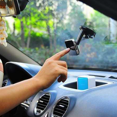 Универсальный автомобильный держатель на присосках