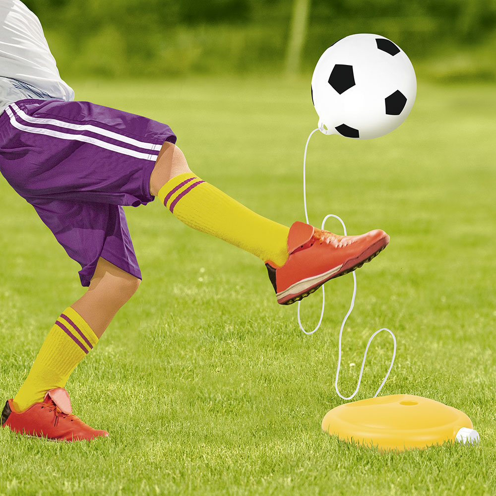 дети играют в футбол. 1 toy футбольные ворота 2 в 1. мальчик футболист. набери футбол. команда.