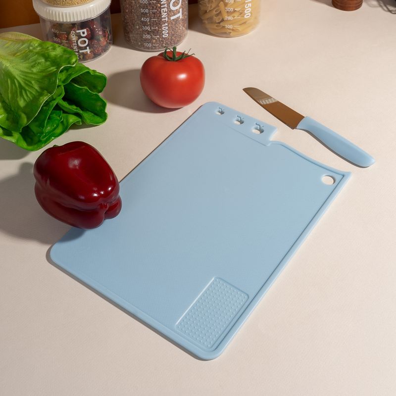 Разделочная доска с ножом