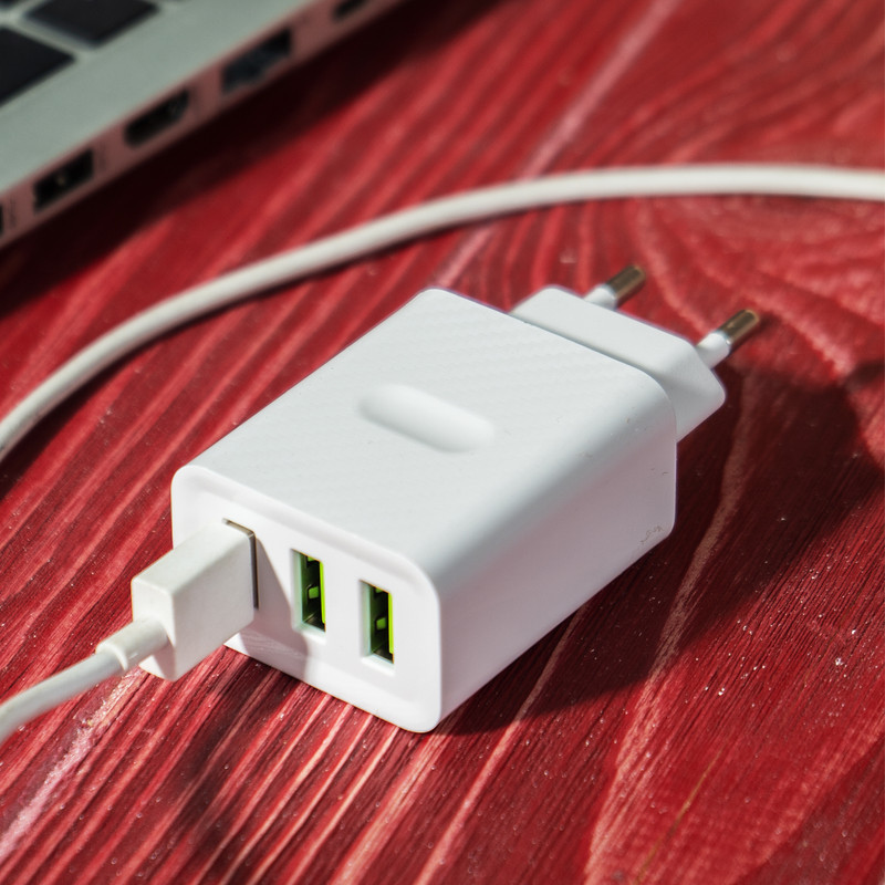 Сетевое зарядное устройство на 3 USB, в ассортименте